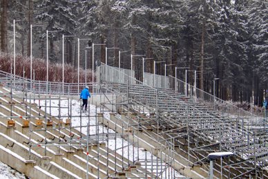  Die Mobilen Tribünen in der ARENA am Rennsteig sind fertig aufgebaut. 1