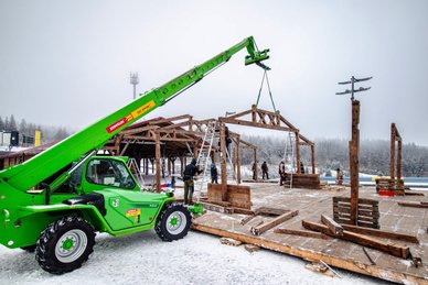 Die Zelte auf dem Veranstaltungsgelände, hier die Biathlonhütte des