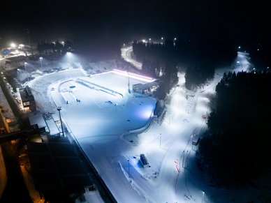 The ARENA am Rennsteig presents itself in a wintry setting in the evening. built in.