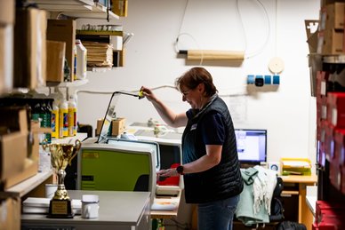 Sandra Schmidt, Mitinhaberin des Familienbetriebs Intersport Prediger in Ilmenau, zeigt sich für die Herstellung der Pokale verantwortlich. Am heutigen Donnerstag hat sie sich bei der Arbeit über die Schulter schauen lassen.  Photo source: Christian Heilwagen/Oberhofer Sport und Event GmbH 