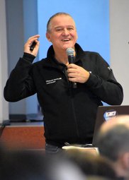 Caption: OK-Chef Bernd Wernicke fasste die wichtigsten Informationen für die Freiwilligen des BMW IBU Weltcups Biathlon 2024 in Oberhof zusammen. Foto: Susann Eberlein/Oberhofer Sport und Event GmbH 