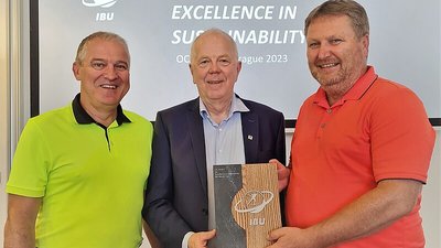 IBU-Präsident Olle Dahlin (Mitte) hat den IBU-Award an die beiden OK-Chefs Bernd Wernicke (links) und Thomas Grellmann übergeben. Fotoquelle: Susann Eberlein/Oberhofer Sport und Event GmbH 