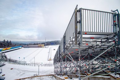  Die Mobilen Tribünen in der ARENA am Rennsteig sind fertig aufgebaut.