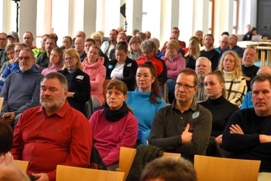 Caption: Beim Kick-off haben sich die Helferinnen und Helfer auf ihren Einsatz während des BMW IBU Weltcups Biathlon 2024, der in der ersten Januarwoche in Oberhof stattfindet, vorbereitet. Foto: Susann Eberlein/Oberhofer Sport und Event GmbH 