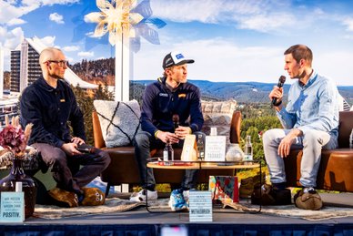 For the first time in the history of the podcast “Das Biathlon-Doppelzimmer” an episode was recorded live in front of an audience. Hosts Erik Lesser (left) and Arnd Peiffer (right) welcomed (left) and Arnd Peiffer (right) welcomed ÖSV athlete Simon Eder as a guest.